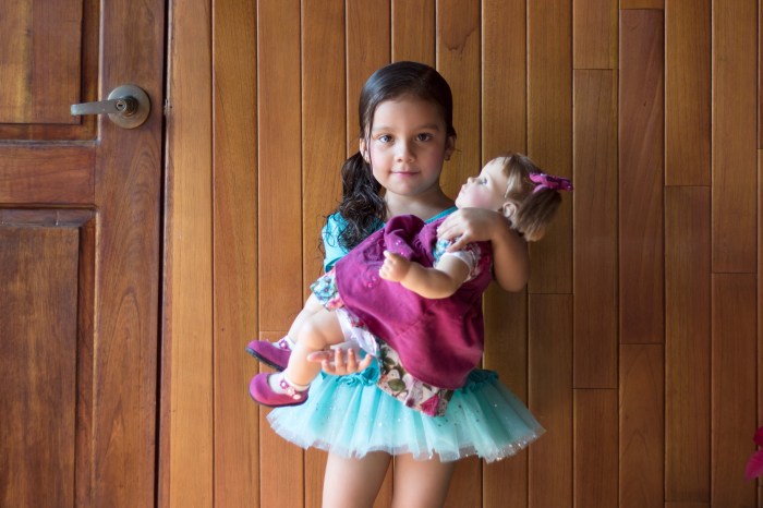 Niña con muñeca