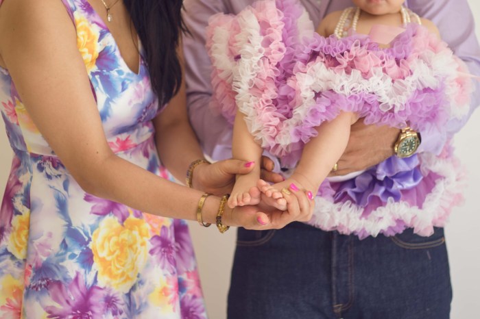 Pies pequeños en manos de mamá
