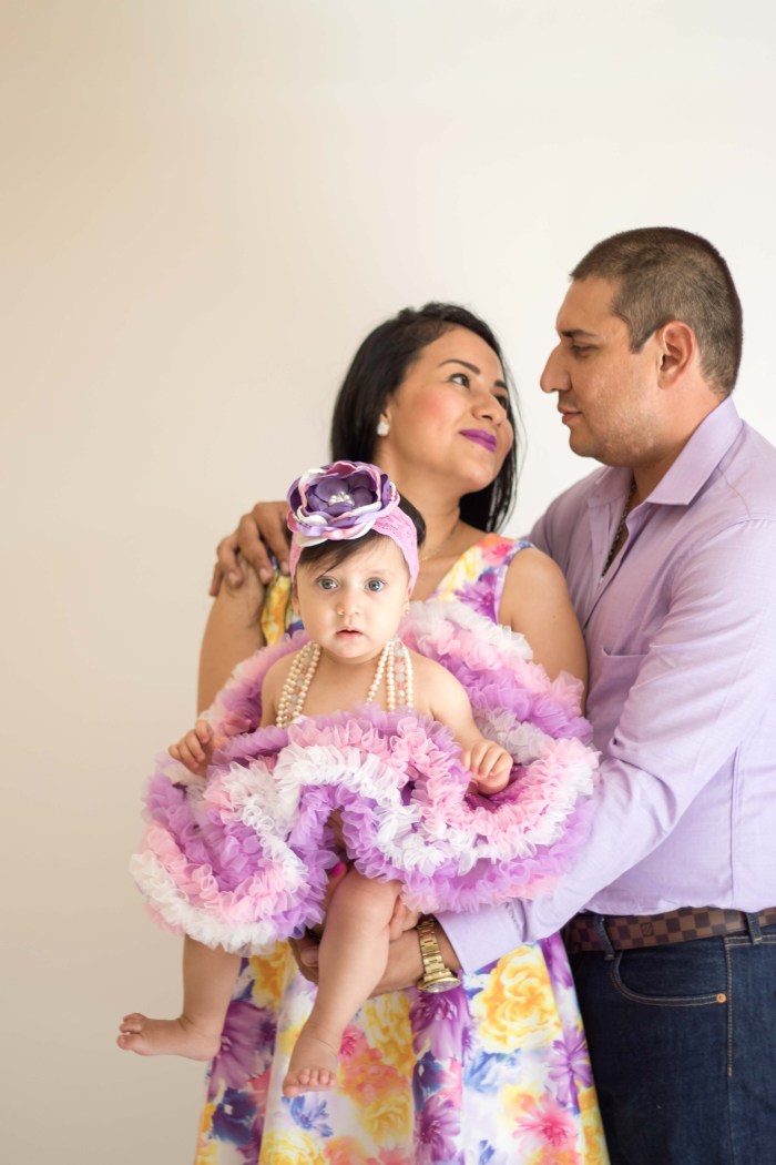 Familia en tonos purpuras celebrando sesión smash the cake