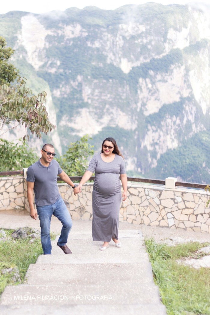 Pareja caminando en el mirador