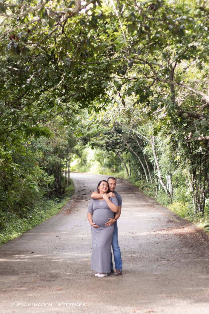 Pareja sonriendo en el mirador