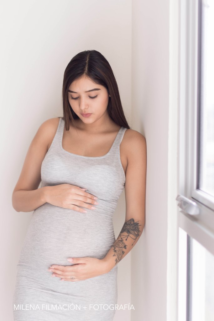 Sesión de fotos de embarazo en casa - ventana