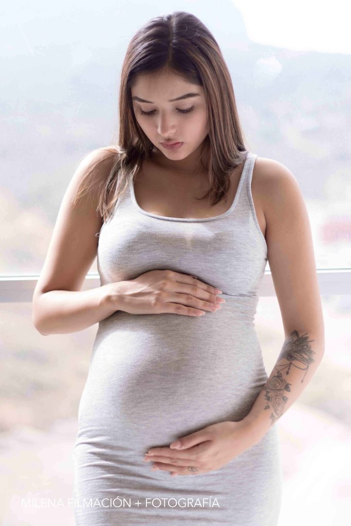 Mamá embarazada sesión elegante con luz natural