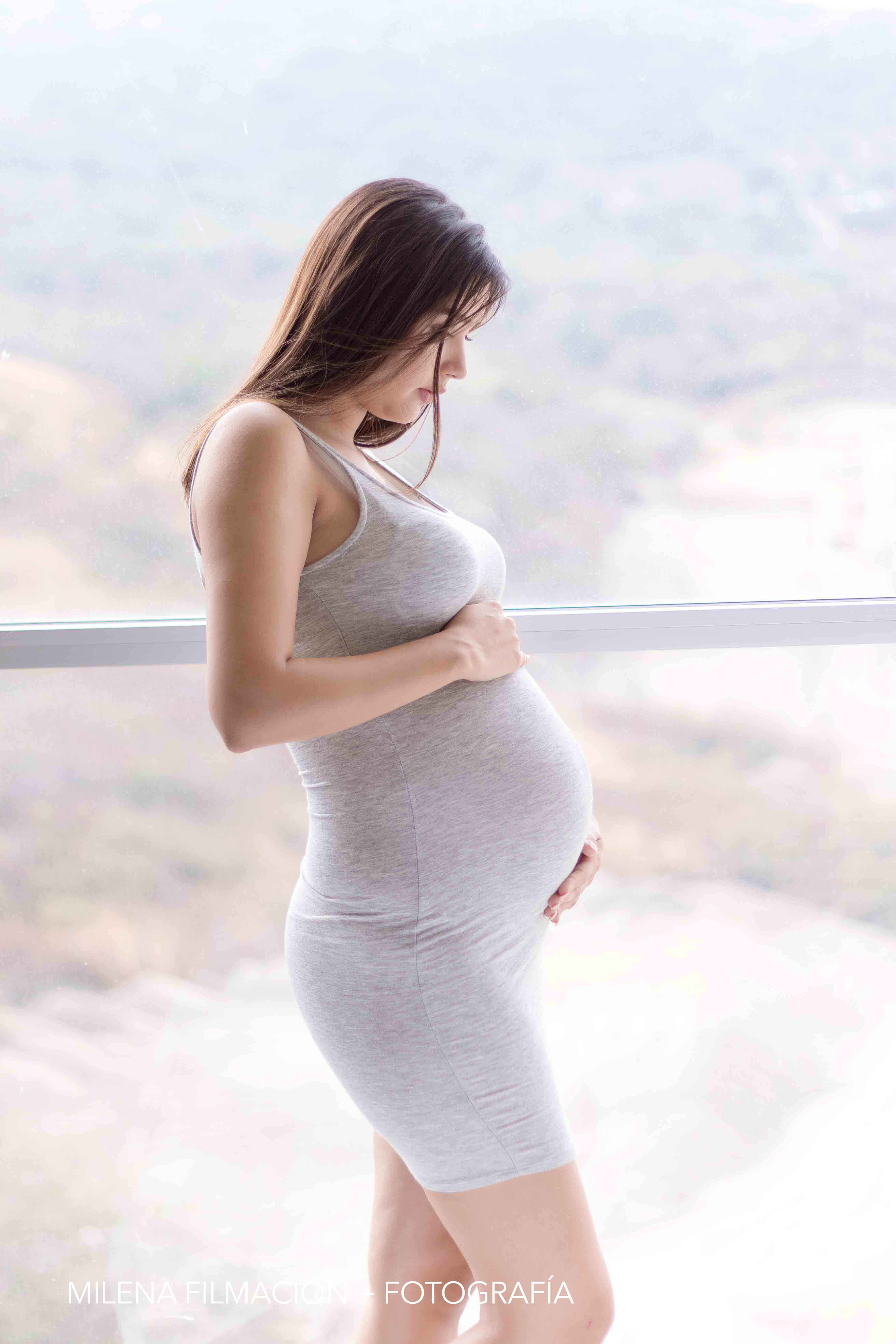 Sesión de fotos de embarazo natural