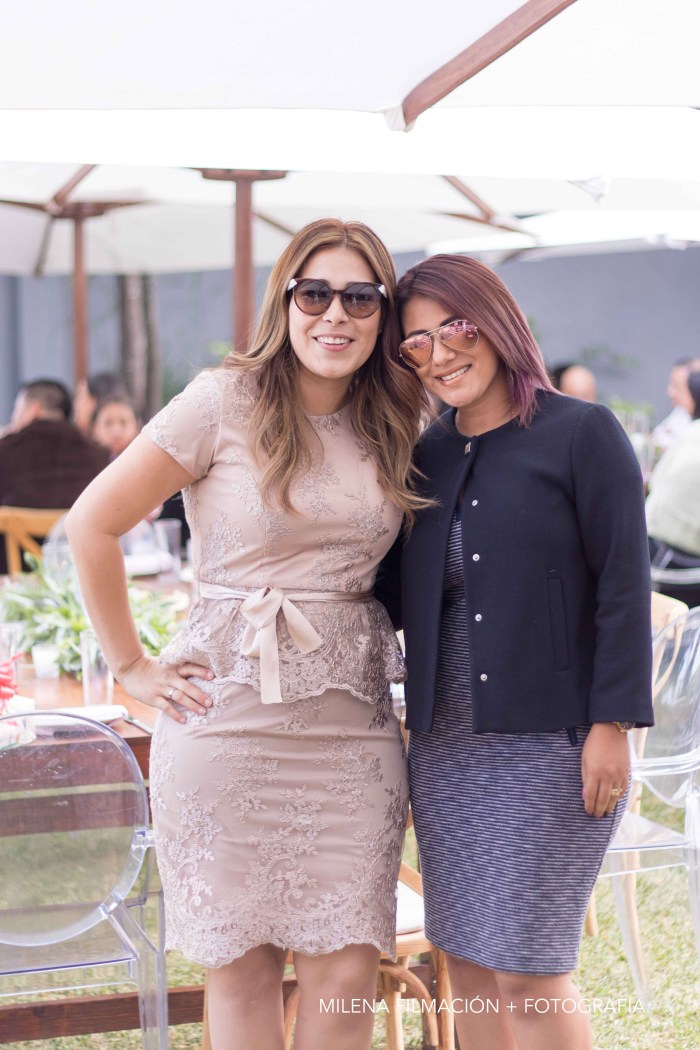 Mamá e invitada en ropa elegante en el bautizo