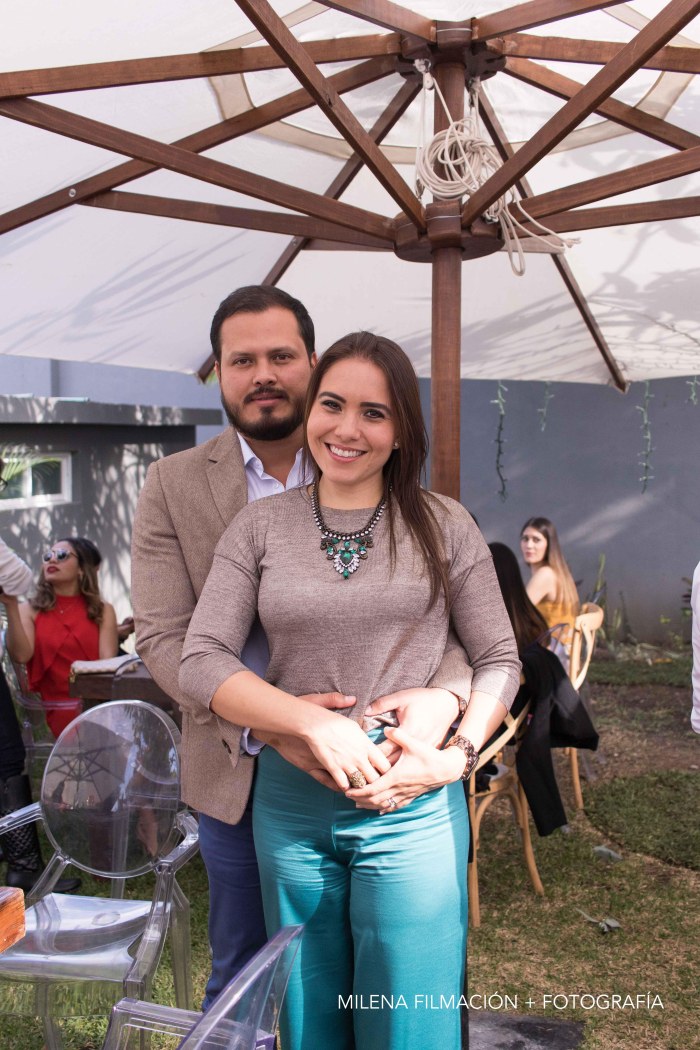 Pareja chic bautizo jardín