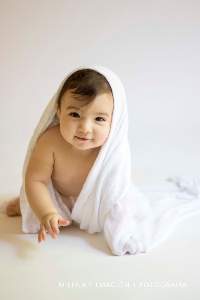 Sesión bebé 8 meses con fondo blanco
