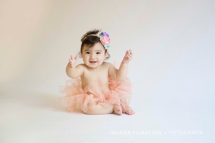 Sesión bebé 8 meses con fondo blanco