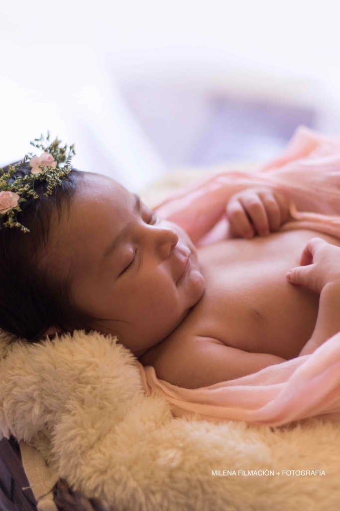 Sonrisa bebé recién nacida