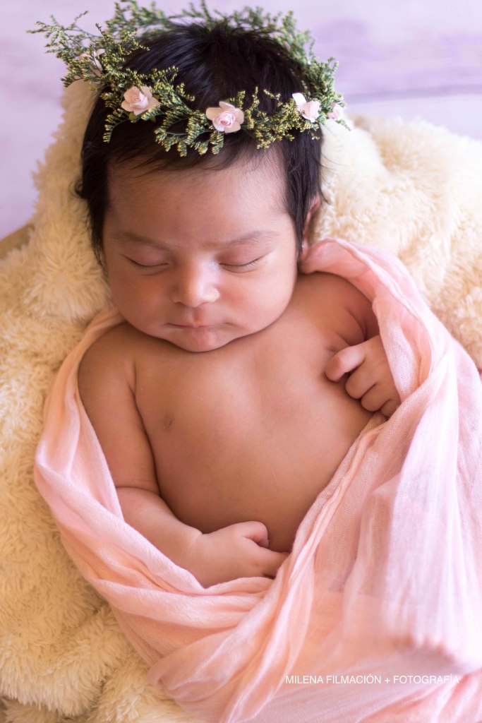 Bebé con corona de flores