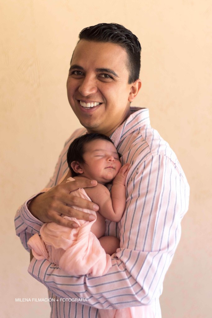 Papá y recién nacida