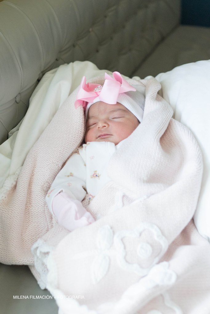 Bebé recién nacida en hospital