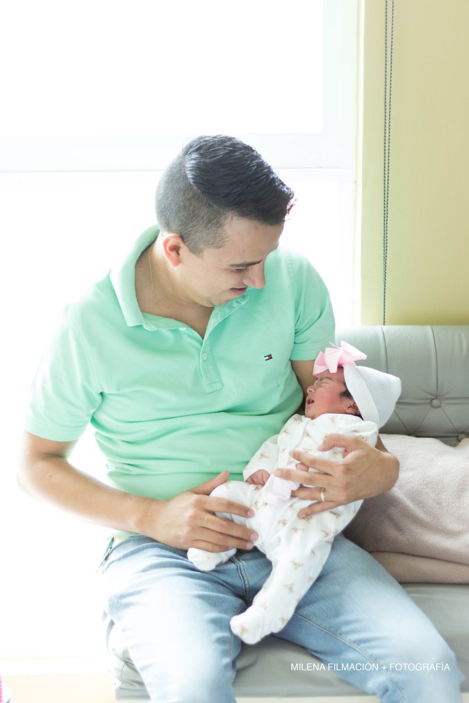 Papá y recién nacida