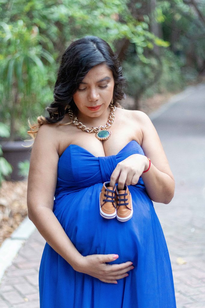 MAmá y zapatitos bebé