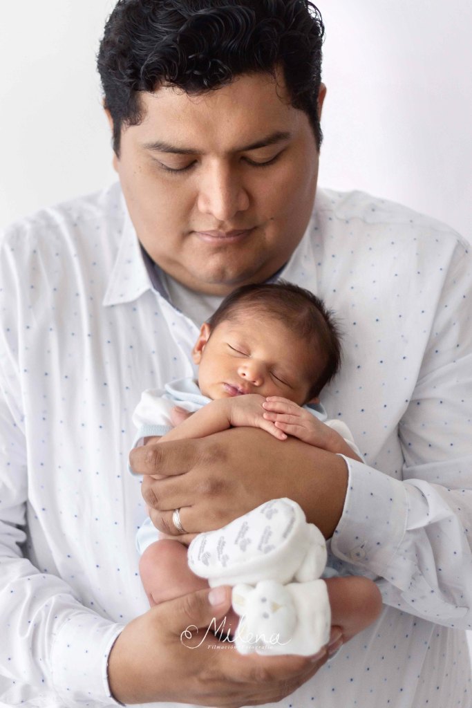 papá y recién nacido