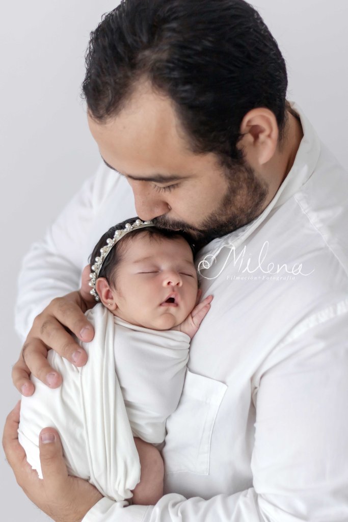 papá y recién nacida