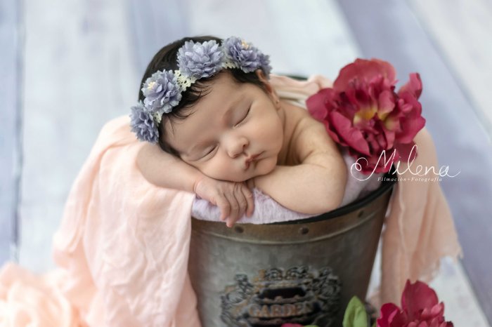 sesión newborn con flores niña