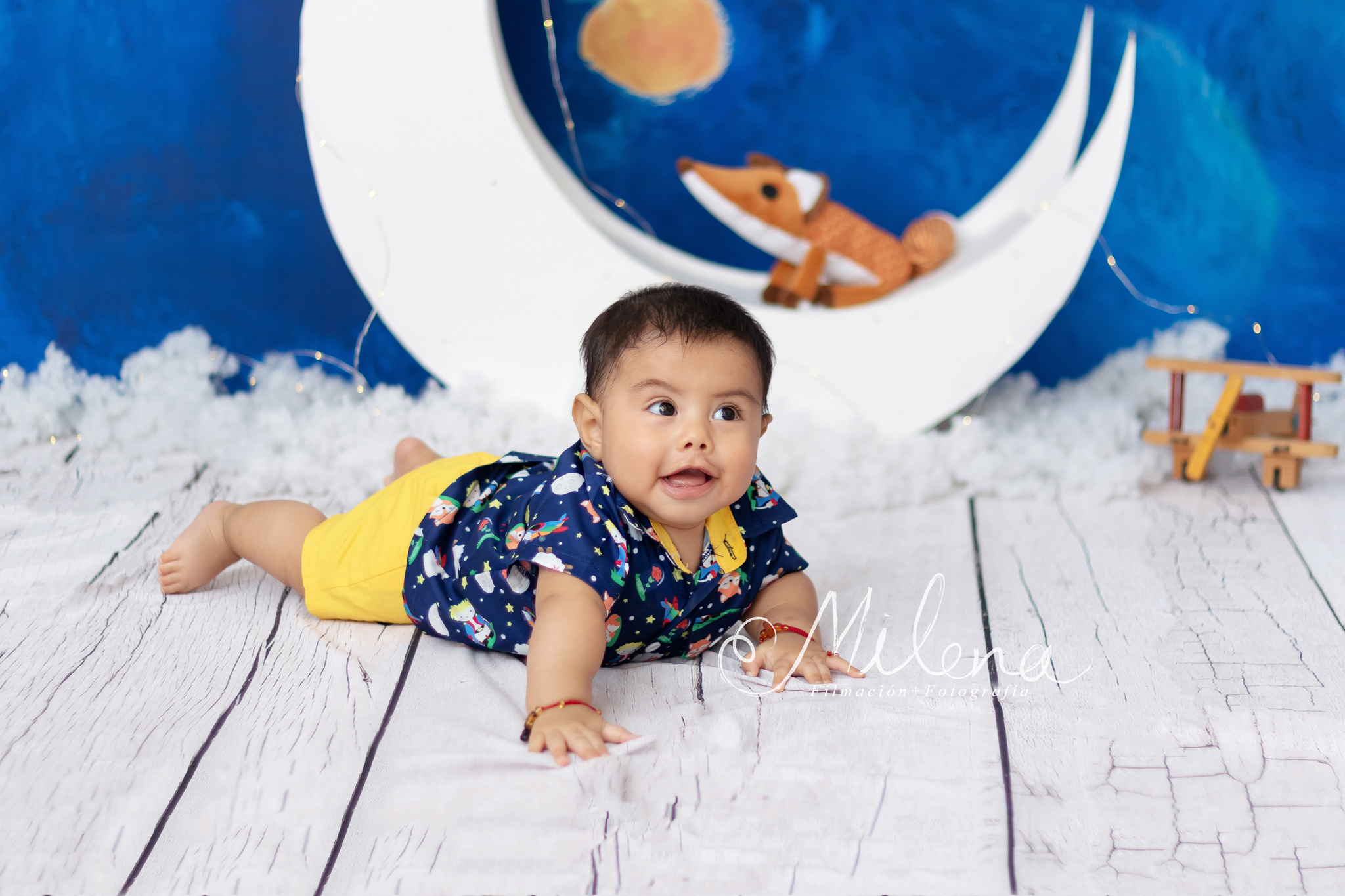 Retrato bebé 6 meses el principito, bebé sonriendo