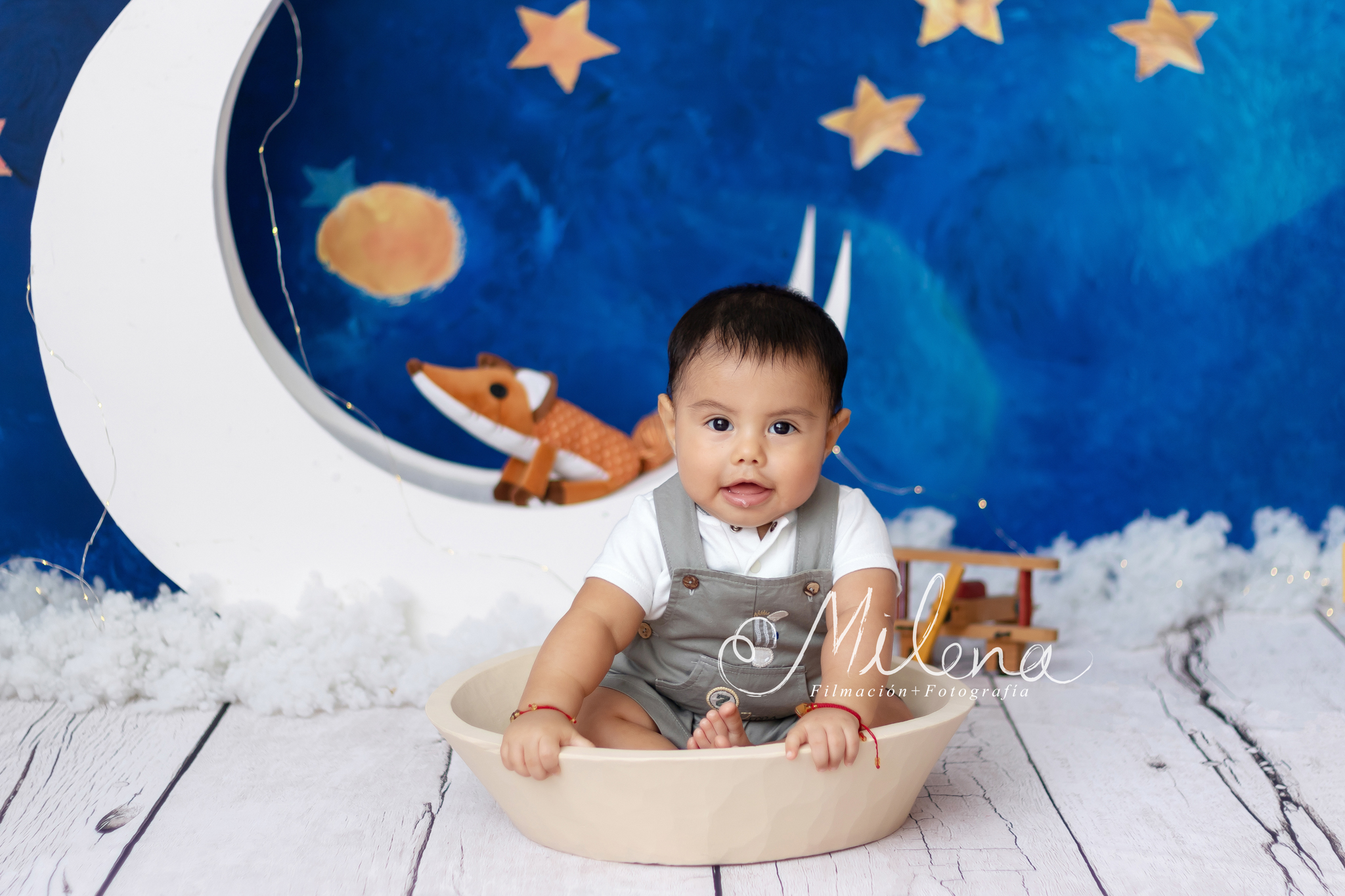 Retrato bebé 6 meses el principito, bebé sonriendo