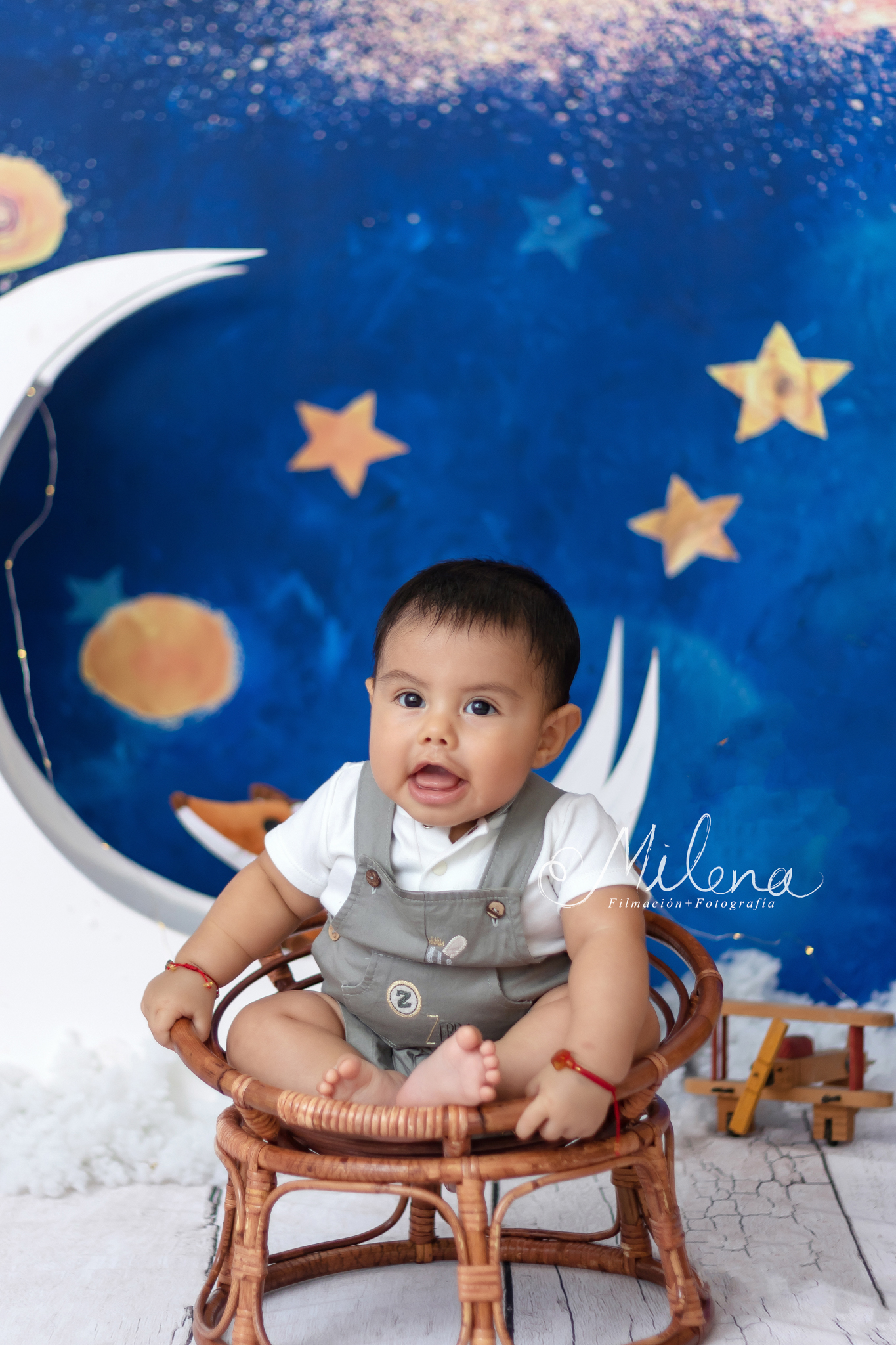 Retrato bebé 6 meses el principito, bebé sonriendo