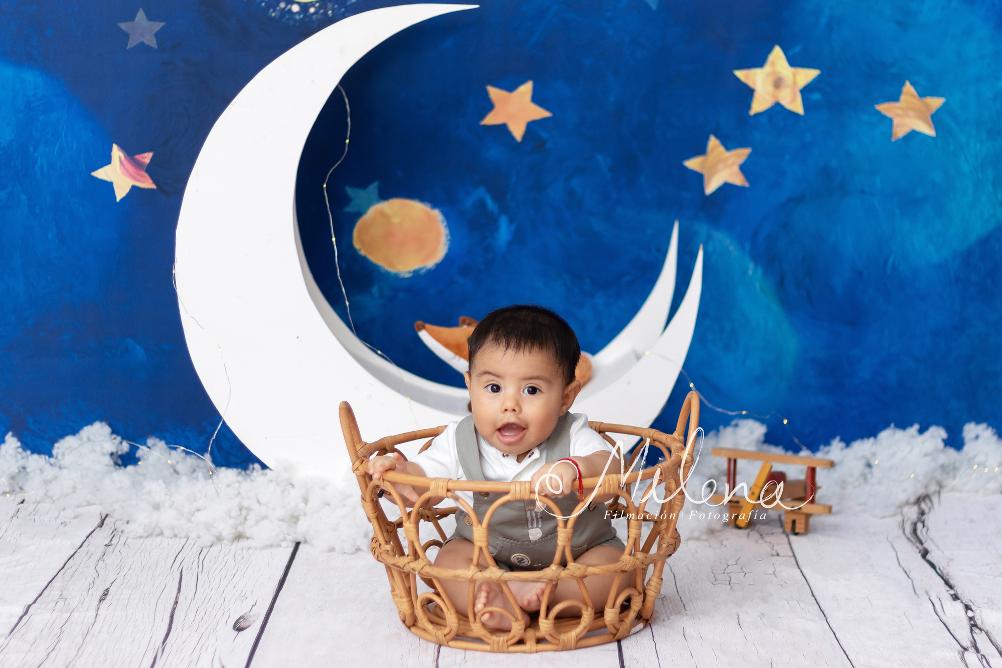 Retrato bebé 6 meses el principito, bebé sonriendo