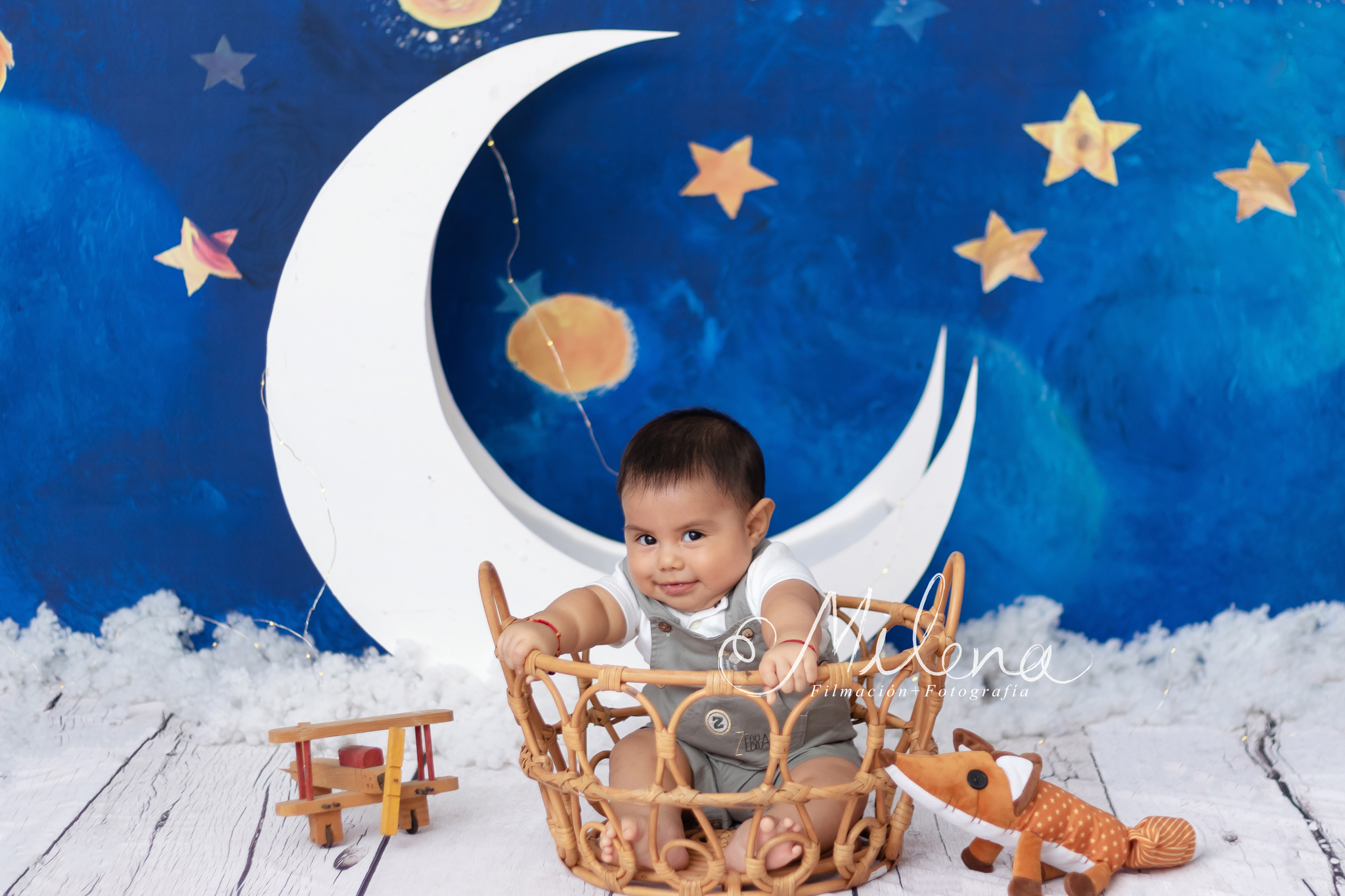 Retrato bebé 6 meses el principito, bebé sonriendo