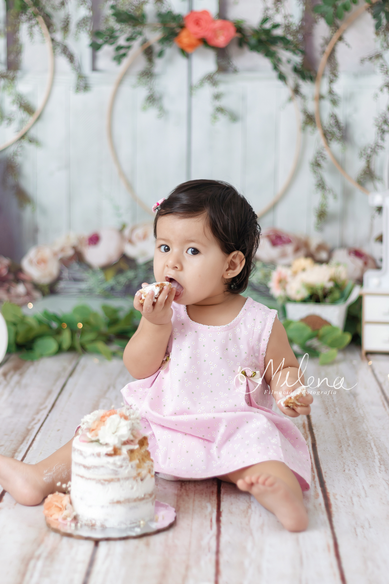 retrato primer pastel bebé niña comiendo pastel.