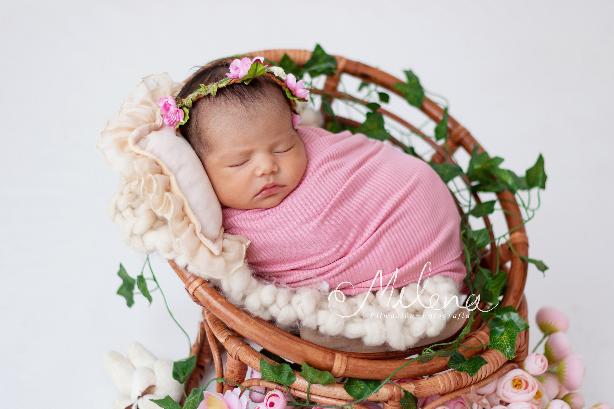 bebé envuelta con flores
